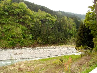 糸魚川の支流小滝川が翡翠原石の発見地です。