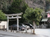 鎌倉商工会議所の左隣に小さく存在しています。