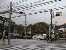 当時の諏訪屋敷跡は、現在は鎌倉市役所と御成小学校